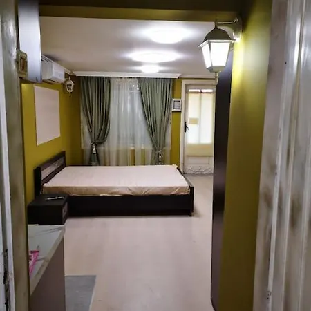 Apartament студиото е партер от жилищна сграда. център.