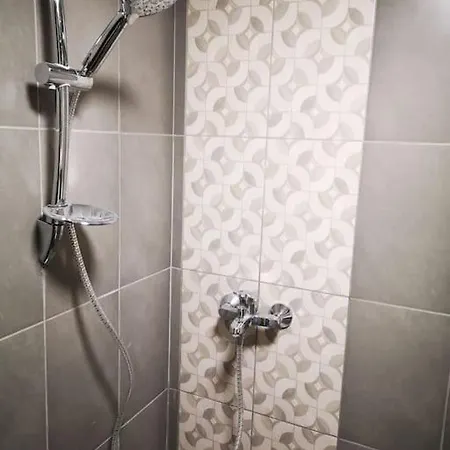 Apartment студиото е партер от жилищна сграда. център.